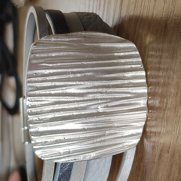 TRÏBE Matte Silver Colored Square Faux Leather Statement Bracelet NWT - Picture 3 of 6